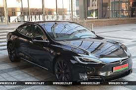 “Джон Уік прыйдзе па цябе”. Амерыканец разбіў сваю Tesla, а праз год знайшоў яе ў Беларусі - і мог дыстанцыйна ёй кіраваць