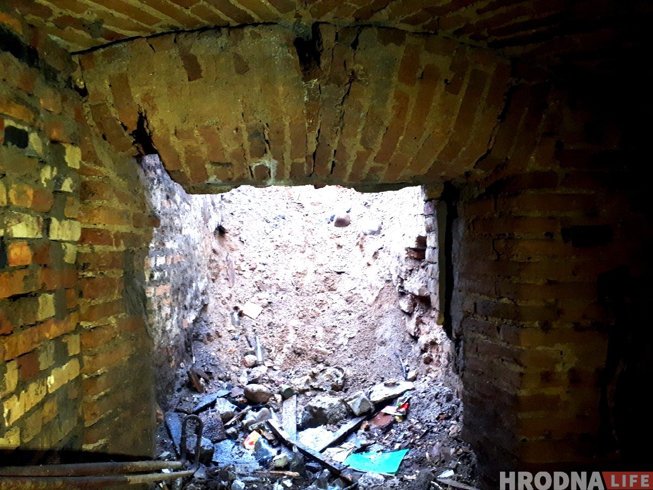 В Гродно обнаружили старый подвал возле здания 18 века. Его не было в проекте