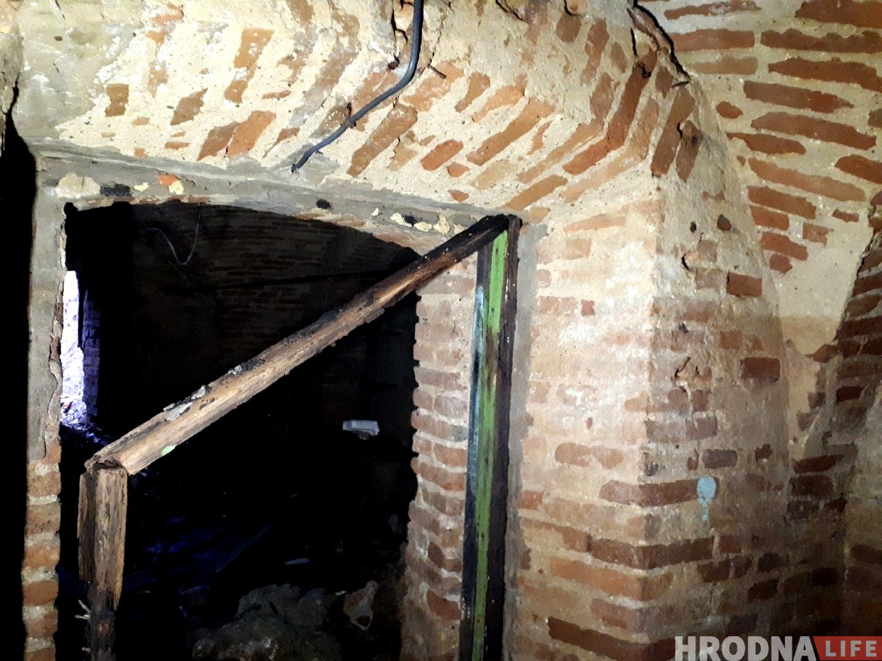В Гродно обнаружили старый подвал возле здания 18 века. Его не было в проекте