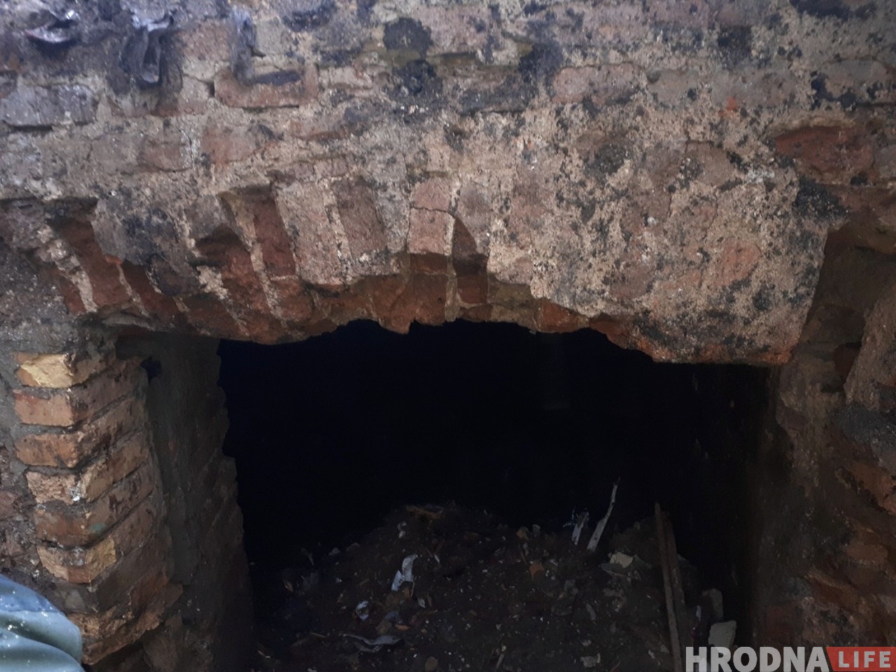 В Гродно обнаружили старый подвал возле здания 18 века. Его не было в проекте