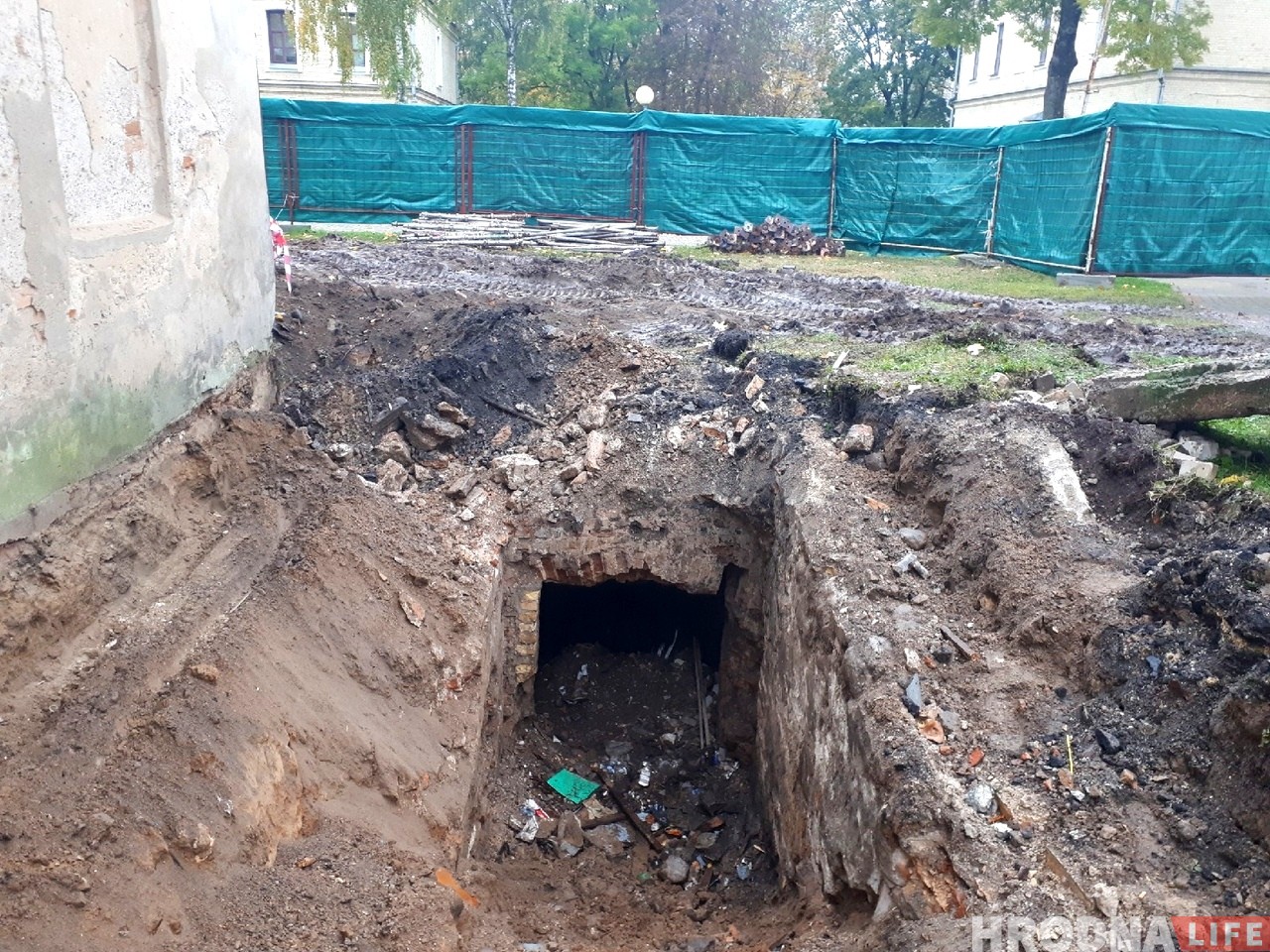 В Гродно обнаружили старый подвал возле здания 18 века. Его не было в проекте