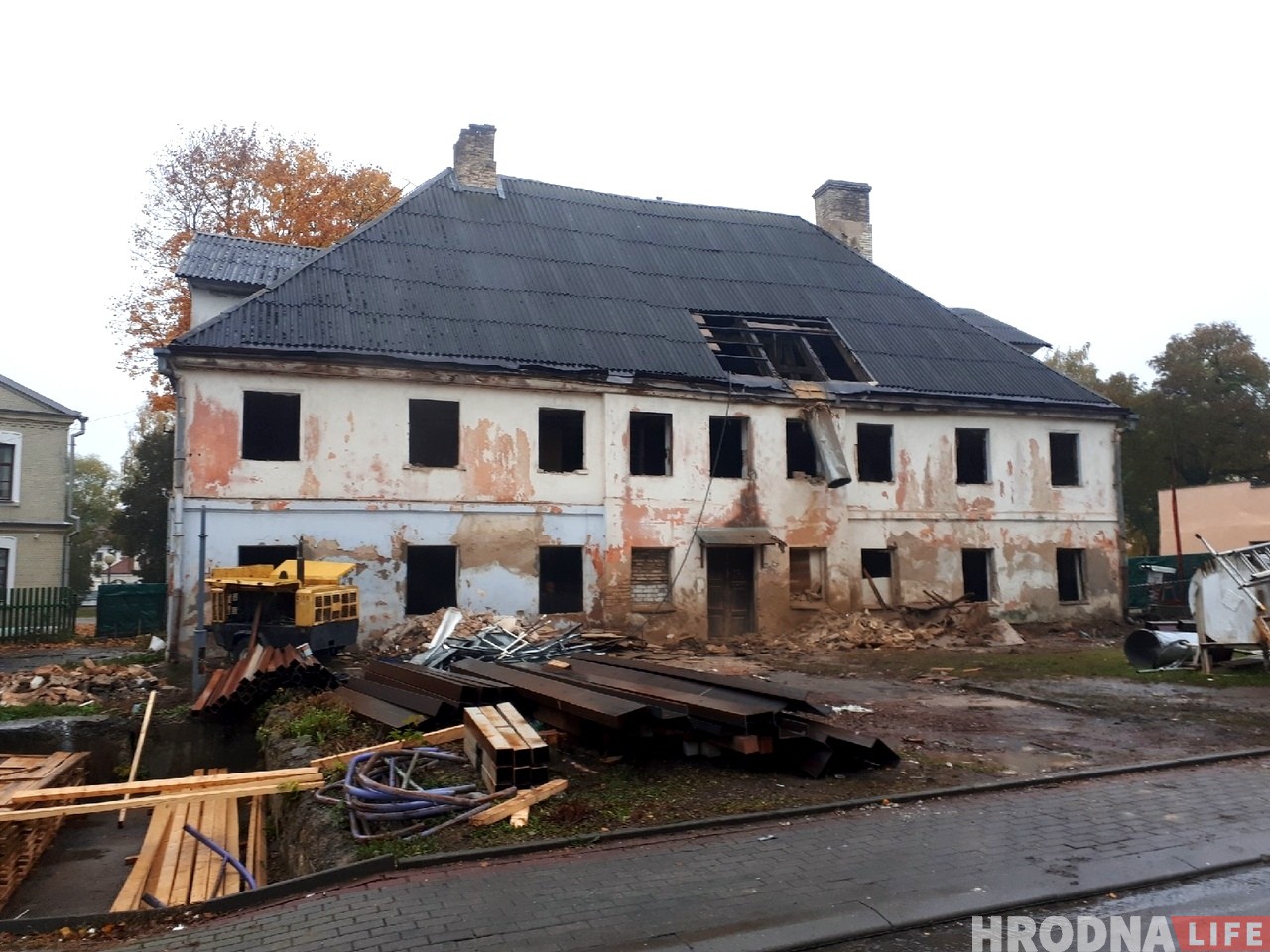 В Гродно обнаружили старый подвал возле здания 18 века. Его не было в проекте