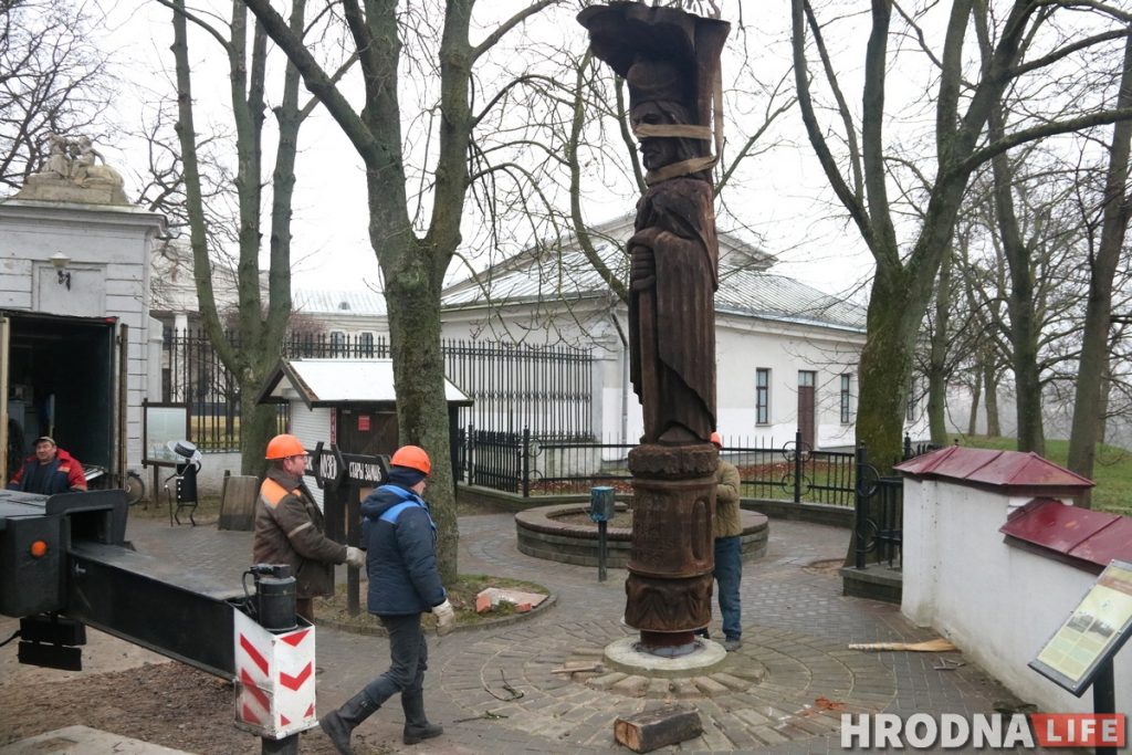 «Яшчэ пяць гадоў дакладна прастаіць». Драўлянага Вітаўта вярнулі да гродзенскіх замкаў