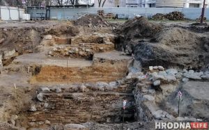 Старую цэглу выкарыстаюць паўторна, а падвал захаваюць: вынікі раскопак на Замкавай