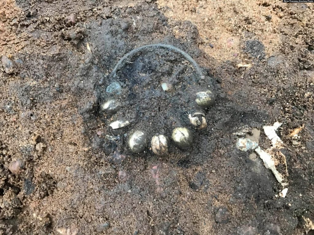 У Гальшанах заліваюць бетонам унікальнае пахаванне XIV стагодзьдзя