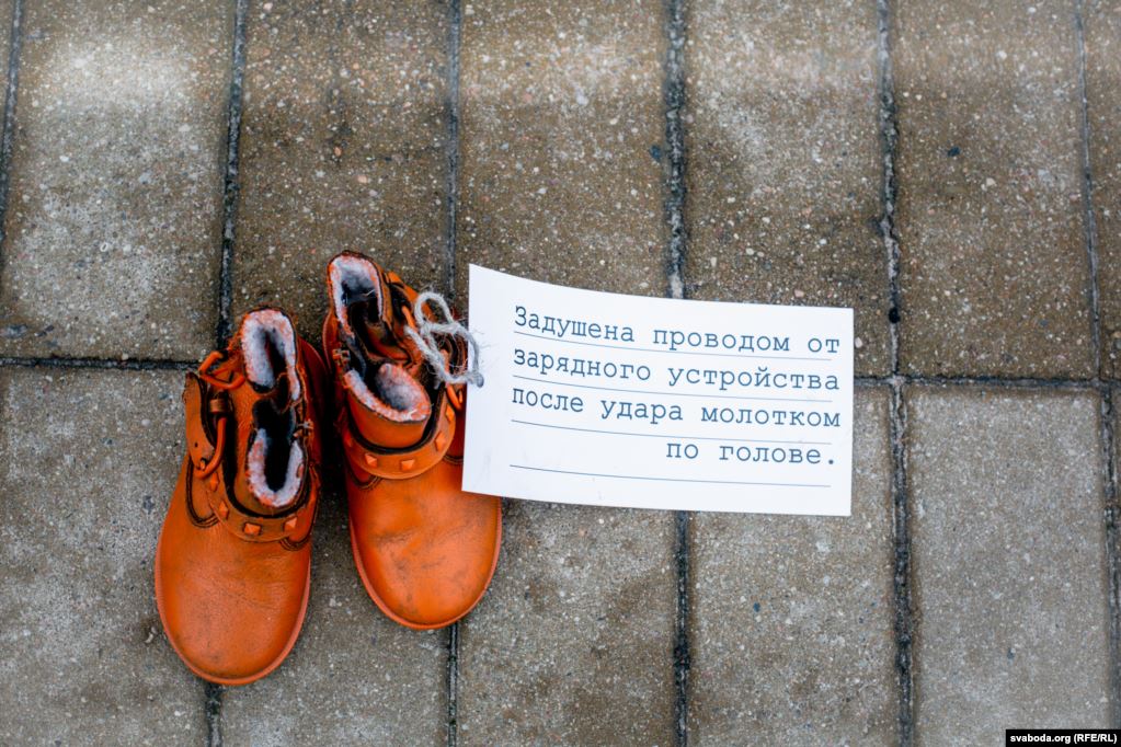 В Минске на площади появились десятки оранжевых туфель. Что это значит?
