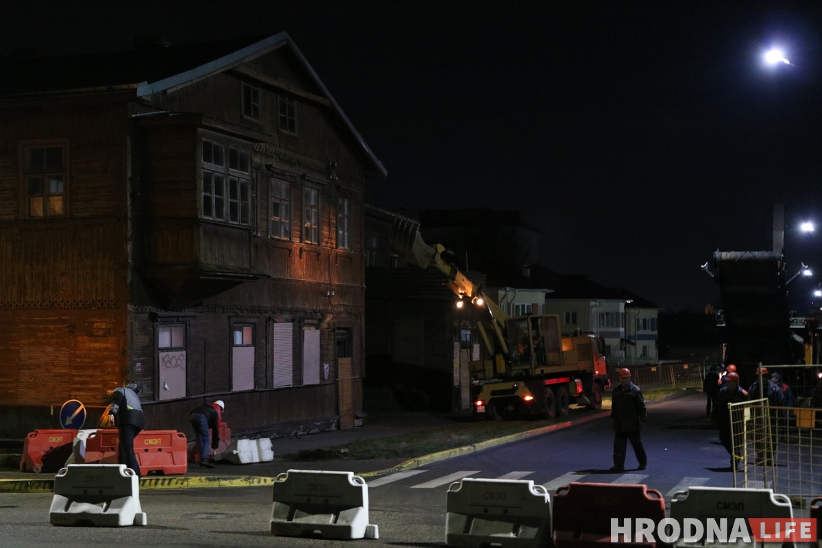 «Спыніце знішчэнне Гародні». Пакуль вы спалі, на Валковіча пачалі зносіць старадаўні дом