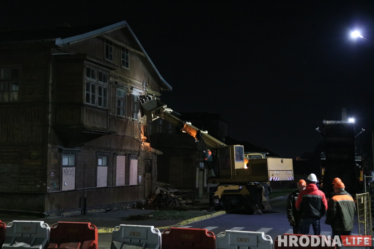 «Спыніце знішчэнне Гародні». Пакуль вы спалі, на Валковіча пачалі зносіць старадаўні дом