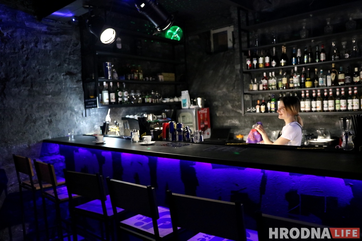 «Папсы дакладна не будзе». На Маставой у падвалах адкрылася Dj Cafe