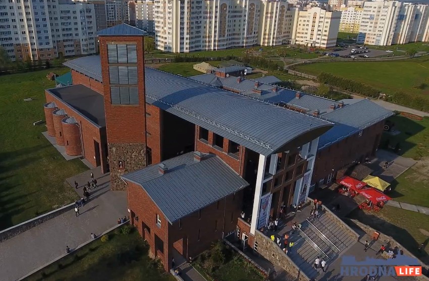Гібрыд брэжнеўкі і хай-тэку. Гайд па архітэктуры постмадэрну ў Гродне