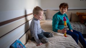 «Але ж я ў гэтым не вінаваты». Маленькі Міша, зь якім бацька хаваўся ў Расеі, вярнуўся дадому