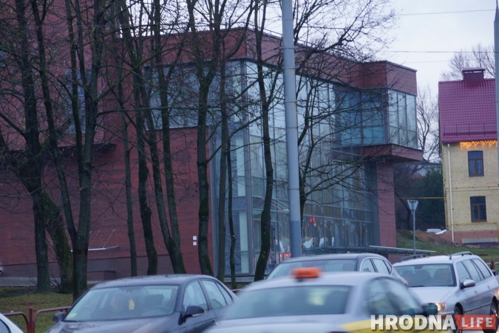 Гібрыд брэжнеўкі і хай-тэку. Гайд па архітэктуры постмадэрну ў Гродне