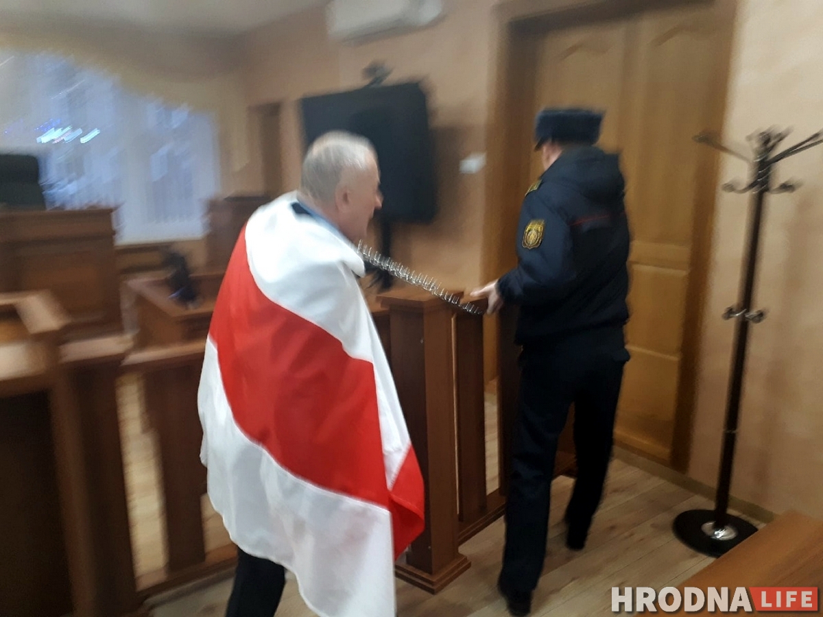 Суд у Гродне: У знак пратэсту актывіст  прыкаваў сябе ланцугом. Прыйшлося выклікаць МНС, хуткую і АМАП