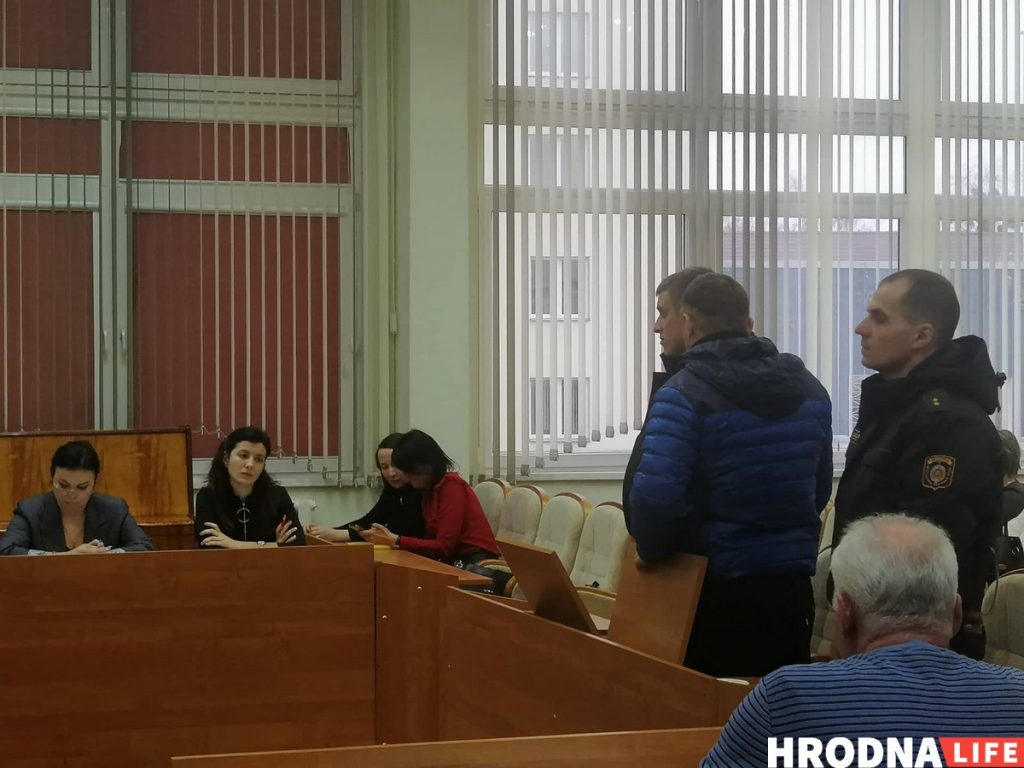 “Вызваліць, бо інвалід”. Мужчыну, што 2 месяцы хаваўся з сынам у Расіі, не пакараюць за збіццё жонкі