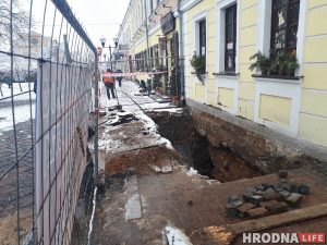 «Новы ўваход - сучаснае рашэнне». Хто дазволіў капаць і прабіваць сцяну ў старадаўнім сутарэнні на Савецкай?