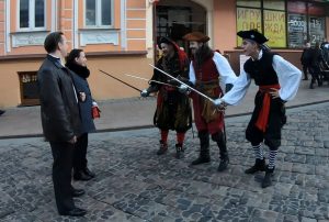 Заўзятар "Нёмана" зрабіў прапанову сваёй дзяўчыне на хакейным матчы ў Гродне