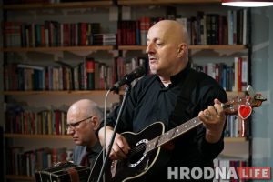 У Гародні дождж (закрэслена) каранавірус. Віктар Шалкевіч даў канцэрт анлайн
