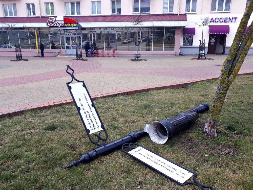 На Маставой зламалі слуп з паказальнікамі