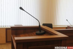 32 бацькі падтрымалі выкладчыка, якога судзяць за марыхуану