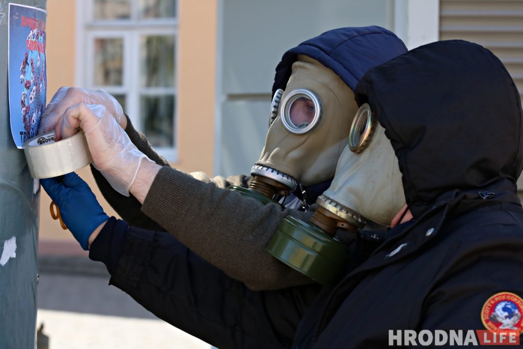"Хочаш здохнуць?!" У Гродне актывісты расклеілі правакацыйныя ўлёткі пра каранавірус