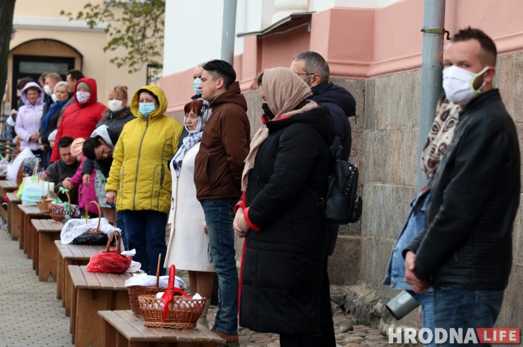 Трымалі дыстанцыю і былі ў масках: як праваслаўныя ў Гродне асвячалі велікодную ежу