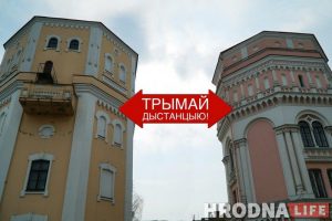 Кася і Бася трымаюць дыстанцыю. Гістарычныя помнікі Гродна вучаць правільным паводзінам у час пандэміі