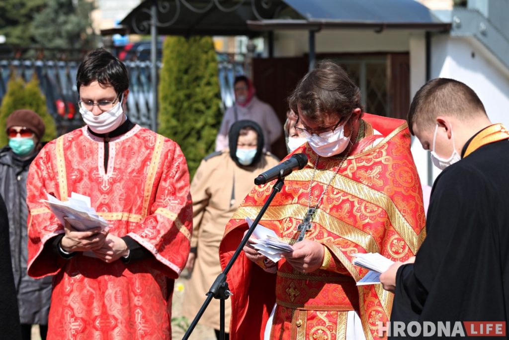 Літургія ў Пакроўскім саборы прайшла на вуліцы. Святары былі ў масках
