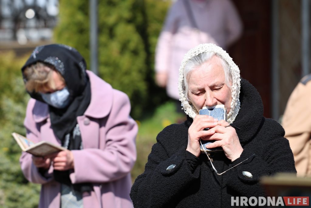 Літургія ў Пакроўскім саборы прайшла на вуліцы. Святары былі ў масках