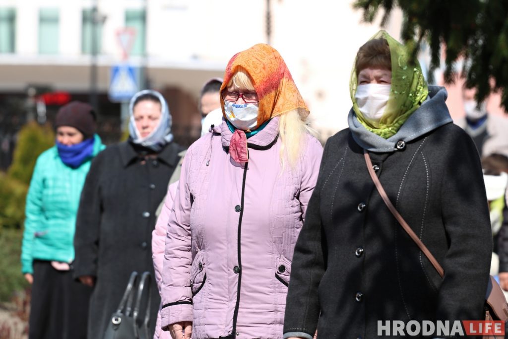 Літургія ў Пакроўскім саборы прайшла на вуліцы. Святары былі ў масках