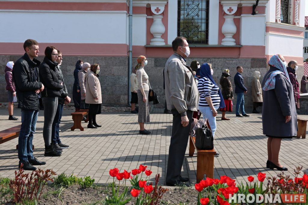 Літургія ў Пакроўскім саборы прайшла на вуліцы. Святары былі ў масках