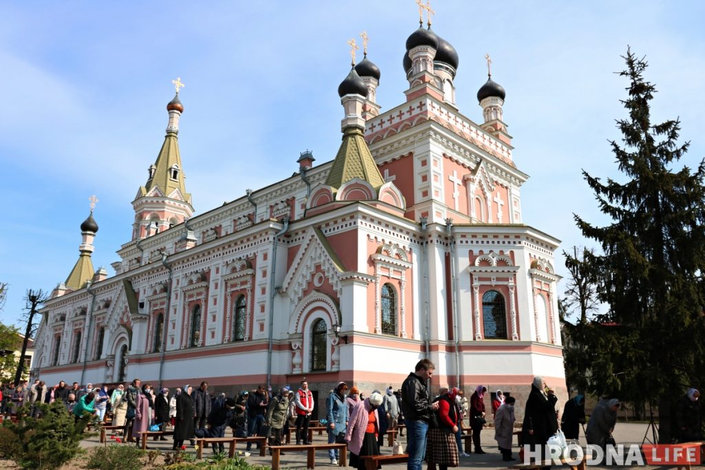 Літургія ў Пакроўскім саборы прайшла на вуліцы. Святары былі ў масках