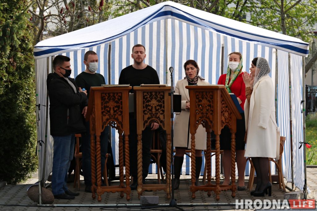 Літургія ў Пакроўскім саборы прайшла на вуліцы. Святары былі ў масках