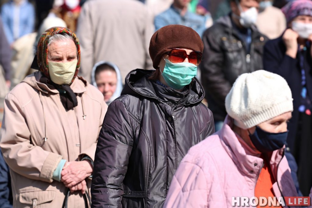 Літургія ў Пакроўскім саборы прайшла на вуліцы. Святары былі ў масках