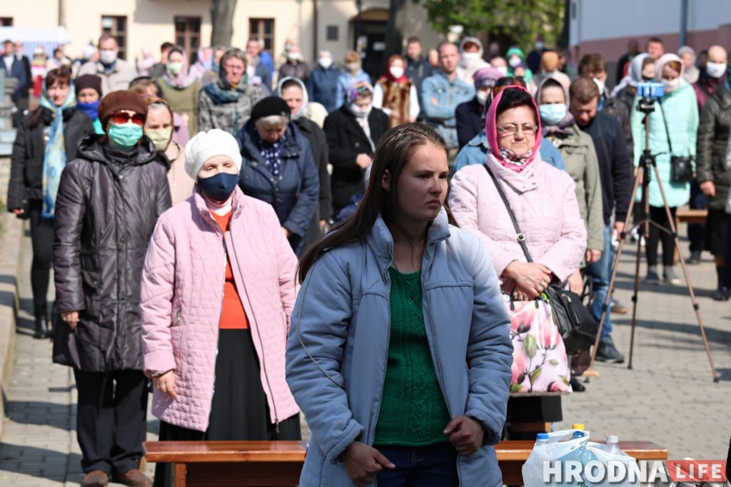 Літургія ў Пакроўскім саборы прайшла на вуліцы. Святары былі ў масках