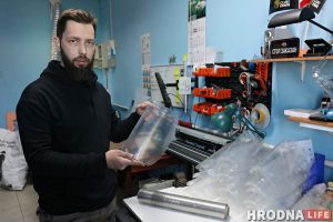 "Урачы на ​​перадавой, нам трэба іх абараніць". Як гродзенцы робяць для медыкаў ахоўныя экраны
