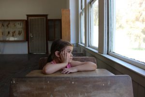 Настаўнікі: «Загадалі, каб пасля выхадных усе дзеці вярнуліся ў школы». Як будуць атэставаць тых, хто застанецца дома