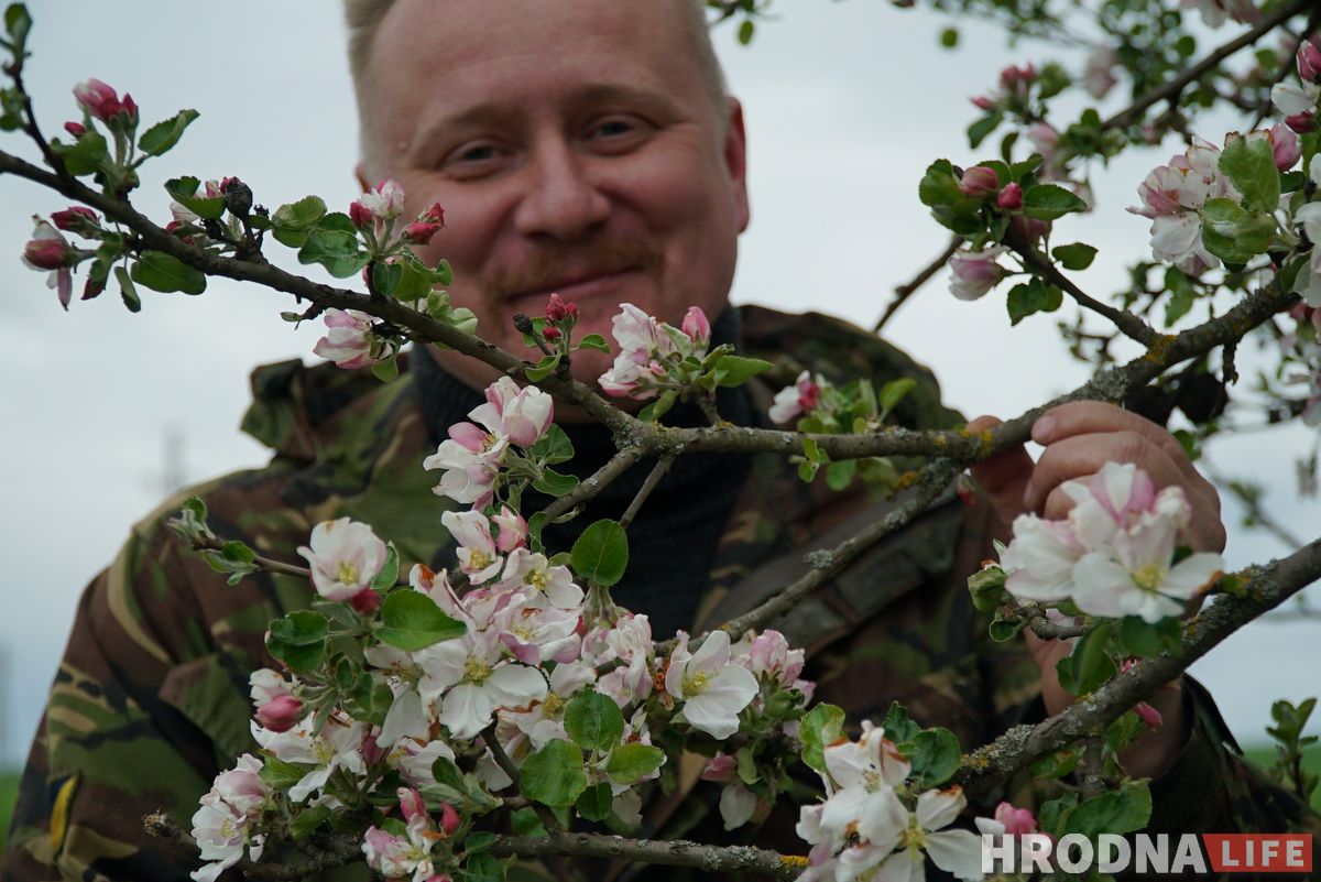 Злавіў хайп і стаў фермерам. Праграміст з Гродна закопвае грэчку ў зямлю і вырошчвае ягады годжы