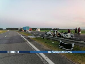 Ноччу пад Скідзелем Mercedes сутыкнуўся з фурай і загарэўся. Трое загінулі на месцы