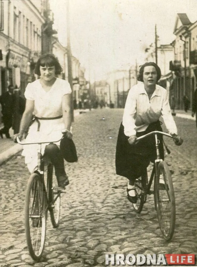 Гродзенкі на дамскіх роварах “Нёман”, 1930-я гг. Фота з калекцыі Руслана Кулевіча