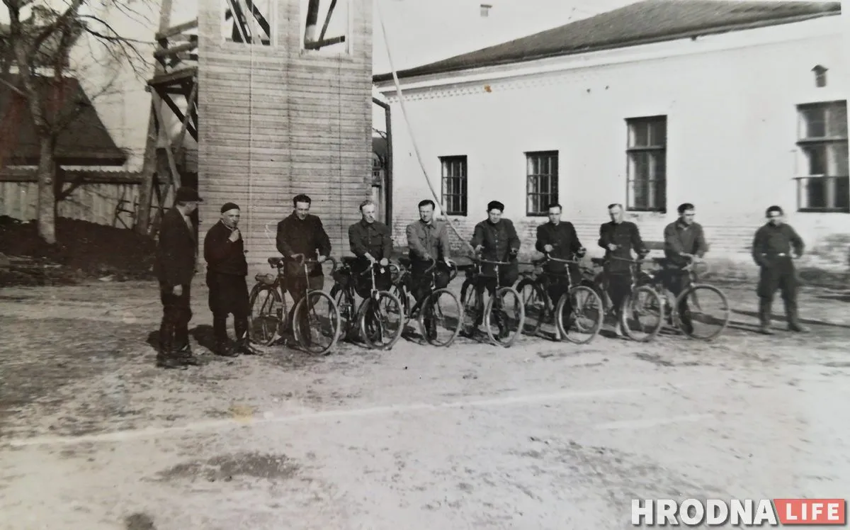 Brygada strażaków z rowerami „Niemen”, lata 40. XX w. Zdjęcie z kolekcji Rusłana Kulewicza