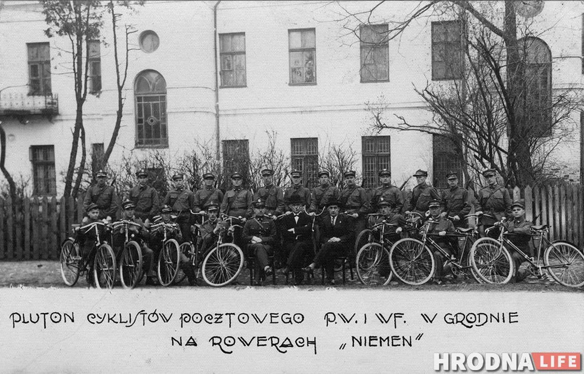 Pluton przysposobienia wojskowego grodzieńskich pocztylionów na rowerach „Niemen”. Zdjęcie z kolekcji Rusłana Kulewicza
