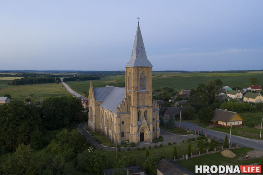 Горад Ларысы Геніюш, радзіма беларускіх немцаў і сядзіба, дзе гасцяваў Напалеон. 10 месцаў паміж  Свіслаччу і Зэльвай – за 1 дзень