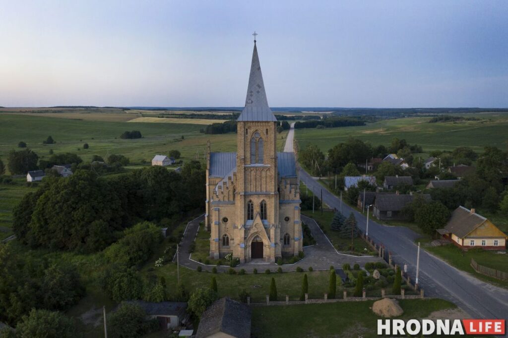 Горад Ларысы Геніюш, радзіма беларускіх немцаў і сядзіба, дзе гасцяваў Напалеон. 10 месцаў паміж  Свіслаччу і Зэльвай – за 1 дзень