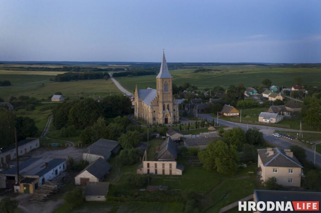 Горад Ларысы Геніюш, радзіма беларускіх немцаў і сядзіба, дзе гасцяваў Напалеон. 10 месцаў паміж  Свіслаччу і Зэльвай – за 1 дзень