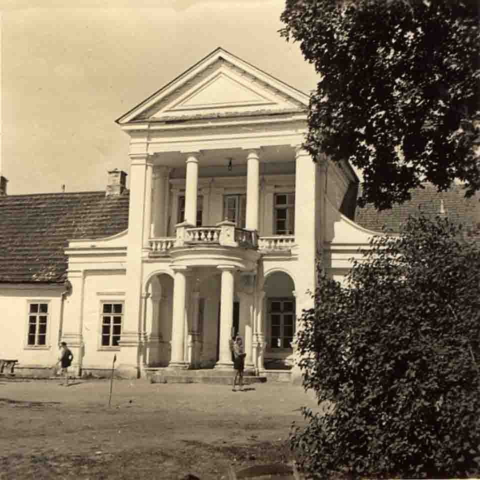 Горад Ларысы Геніюш, радзіма беларускіх немцаў і сядзіба, дзе гасцяваў Напалеон. 10 месцаў паміж  Свіслаччу і Зэльвай – за 1 дзень