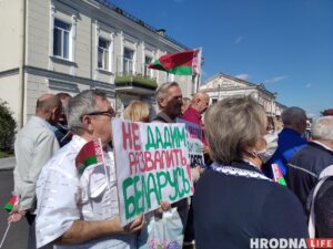 "Света, смаж катлеты!" 30 чалавек пікетавалі консульства Літвы ў Гродне