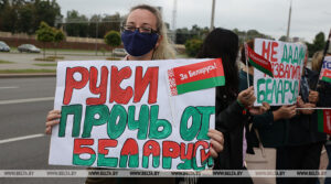 Ветэраны Гродна прыйшлі да польскага консульства заявіць аб "замежным умяшальніцтве"