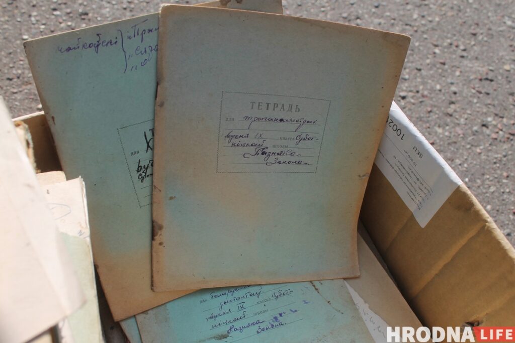 На Лідчыне знайшлі сшыткі і кнігі Зянона Пазняка і перадалі іх у гродзенскі музей