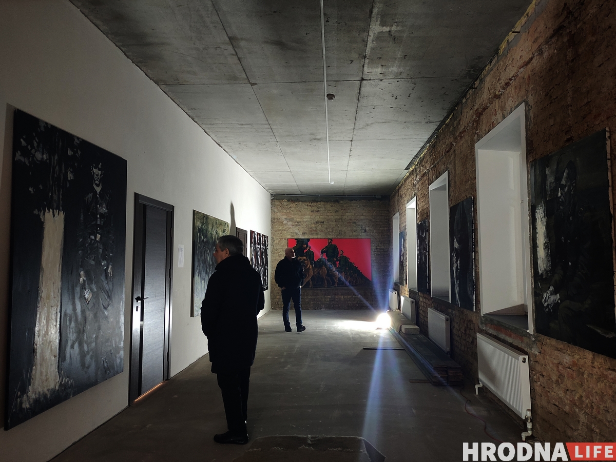 Сяргей Грыневіч адкрыў выставу пра ўнутраную эміграцыю з “неліквіднымі” карцінамі