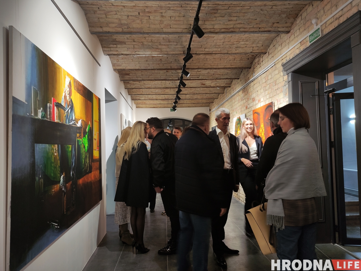 Сяргей Грыневіч адкрыў выставу пра ўнутраную эміграцыю з “неліквіднымі” карцінамі